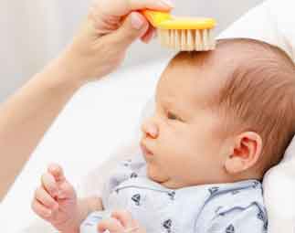 brosser les cheveux de bébé