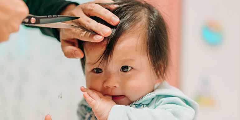 Comment couper les cheveux de bébé : un guide étape par étape