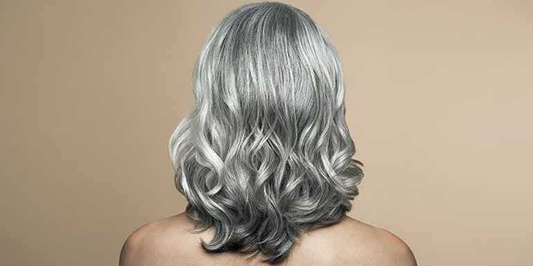 Les premiers cheveux blancs chez une femme : comment les appréhender ?